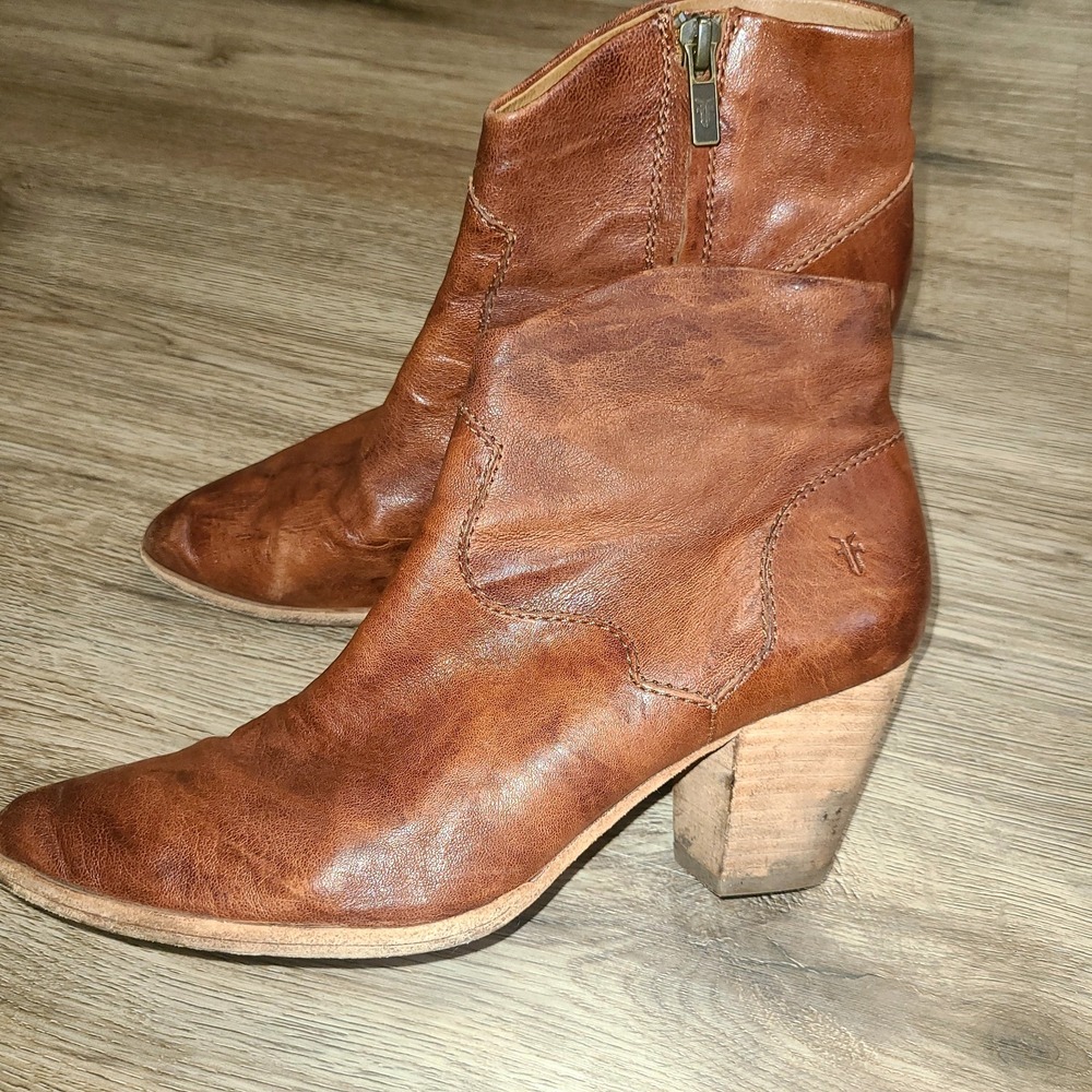 FRYE women 8M distressed Leather Booties Boots Heel Pointy toe Zip Up Cowboy